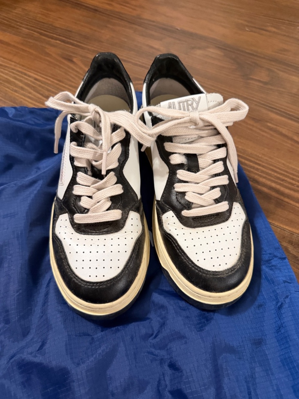 Autry Medalist Low-Top Sneakers in White and Black - Picture 7 of 7